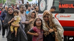 16 Ekim 2023 - Yaralı Filistinliler, Gazze'deki Şifa Hastanesi'ne tedavi için başvuruyor.