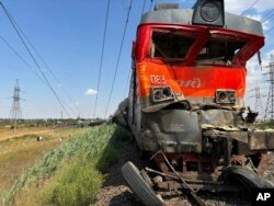 Kabin lokomotif terlihat rusak di lokasi anjloknya kereta penumpang di Kotelnikovo, sekitar 1.200 kilometer selatan Moskow, wilayah Volgograd, Rusia, Senin, 29 Juli 2024. (Administrasi Distrik Kotelnikovsky via AP)