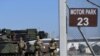 Sejumlah anggota militer AS berjalan di pangkalan militer AS di Grafenwoehr, Jerman, pada 11 Maret 2022. (Foto: Reuters/Andreas Gebert)