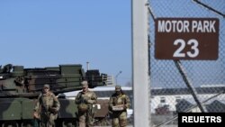 Sejumlah anggota militer AS berjalan di pangkalan militer AS di Grafenwoehr, Jerman, pada 11 Maret 2022. (Foto: Reuters/Andreas Gebert)