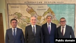 Muxtar Babayev və Con Kerri (Mənbə: Sosial Şəbəkə)