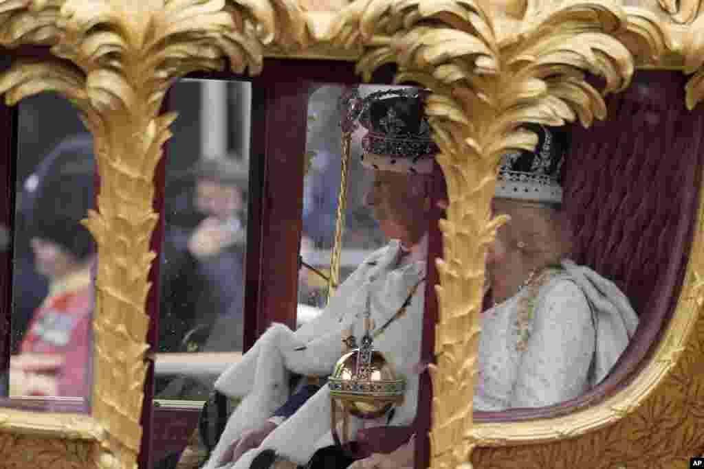 ព្រះមហាក្សត្រ Charles ទី៣ និងព្រះមហេសី Camilla គង់លើរទេះសេះមាស Gold State Coach យាងទៅកាន់ព្រះបរមរាជវាំង Buckingham ក្រោយព្រះរាជពិធីឡើងគ្រងរាជ្យសម្បត្តិរបស់ព្រះអង្គ ក្នុងទីក្រុងឡុងដ៍កាលពីថ្ងៃសៅរ៍ ទី ៦ ខែឧសភា ឆ្នាំ២០២៣។