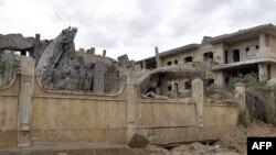 Jengo lililoharibiwa na shambulizi la anga katika mji wa kusini mwa Syria wa Deir Ezzor, Machi 26, 2024. Picha ya AFP