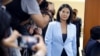 Mantan kandidat presiden Peru, Keiko Fujimori, memasuki ruang pengadilan saat persidangan terkait kasus korupsi yang membelitnya dimulai di Lima, Peru, pada 1 Juli 2024. (Foto: AFP/Juan Carlos Cisneros)