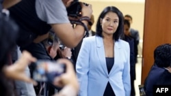 Mantan kandidat presiden Peru, Keiko Fujimori, memasuki ruang pengadilan saat persidangan terkait kasus korupsi yang membelitnya dimulai di Lima, Peru, pada 1 Juli 2024. (Foto: AFP/Juan Carlos Cisneros)