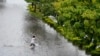 បុរសម្នាក់រត់កាត់​មហាវិថី Bayshore ដែល​ត្រូវបាន​ជន់លិច​ដោយសារ​ព្យុះ​ដែល​ទាក់ទង​នឹង​ព្យុះ ព្យុះសង្ឃរា Idalia នៅ​ថ្ងៃទី៣០ ខែសីហា ឆ្នាំ២០២៣ នៅ​ទីក្រុង Tampa រដ្ឋ Florida។ ព្យុះសង្ឃរា Idalia បាន​ធ្វើឱ្យ​បាក់​ដី​កាល​ពី​ព្រឹក​ថ្ងៃទី៣០ ខែសីហា ឆ្នាំ២០២៣ នៅ​តំបន់ Big Bend នៃ​រដ្ឋ Florida។