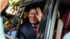 រូបឯកសារ៖ លោក កឹម សុខា អតីតមេដឹកនាំគណបក្សសង្គ្រោះជាតិ លើកដៃស្វាគមន៍ក្រុមអ្នកសារព័ត៌មាន ខណៈលោកចាកចេញពីគេហដ្ឋានរបស់លោក មុនសេចក្តីប្រកាសសាលក្រមកាត់ក្តីរូបលោកពីបទក្បត់ជាតិ នៅរាជធានីភ្នំពេញ ថ្ងៃទី ៣ ខែមីនា ឆ្នាំ ២០២៣។ (កាន់ វិច្ឆិកា/វីអូអេ)
