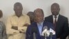 Joaquim Chissano (centro), antigo Presidente moçambicano e chefe da Missão e Observadores da União Africa, Bissau, Guiné-Bissau