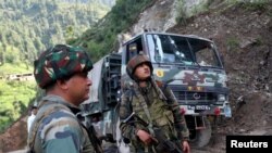 Tentara India berdiri di samping truk militer menyusul sebuah serangan terhadap konvoi tentara India yang diduga dilakukan oleh kelompok militan di distrik Kathua, Jammu dan Kashmir, pada 9 Juli 2024. (Foto: reuters/Stringer)