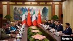 Presiden China Xi Jinping dan delegasinya menghadiri pertemuan dengan Perdana Menteri Italia Giorgia Meloni di Wisma Negara Diaoyutai di Beijing, China, Senin, 29 Juli 2024. (Vincent Thian/Pool via REUTERS)