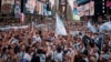 Este lunes más de 2.000 hinchas argentinos realizaron un conmovedor banderazo en Times Square, uno de los lugares más emblemáticos de Nueva York, para apoyar en la previa al partido contra Chile por la segunda fecha del Grupo A de la Copa América. 