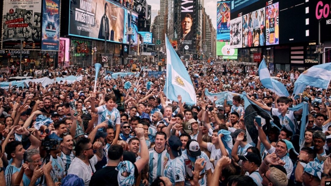 Este lunes más de 2.000 hinchas argentinos realizaron un conmovedor banderazo en Times Square, uno de los lugares más emblemáticos de Nueva York, para apoyar en la previa al partido contra Chile por la segunda fecha del Grupo A de la Copa América. 