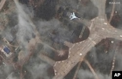 Esta imagen publicada por Maxar Technologies muestra una descripción general de un avión de combate SU 27 destruido en la base aérea de Belbek, cerca de Sebastopol, en Crimea, el 16 de mayo de 2024.
