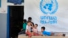 Anak-anak Palestina yang mengungsi bersama orang tuanya berkumpul di halaman belakang sekolah UNRWA, di Sidon, Lebanon, 12 September 2023. (Foto: AP)