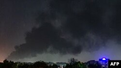  দু জন বৈরি সুদানি জেনারেলের লড়াইয়ে অব্যাহত সহিংসতায় খার্তুমরে ভবনগুলোর উপরে ধোঁয়ার কুন্ডুলি দেখা যাচ্ছে। ১৯ মে ২০২৩। 