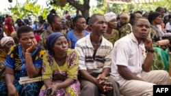 Waombolezaji waliokusanyika kwa ajili ya mazishi ya baadhi wa wanafunzi hao huko Mpondwe Juni 18, 2023. Picha na Stuart Tibaweswa/AFP. 