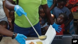 Watoto wakiwa kwenye mstari wa kupokea chakula katika mji wa Port-au-Prince, Haiti. March 14, 2024.