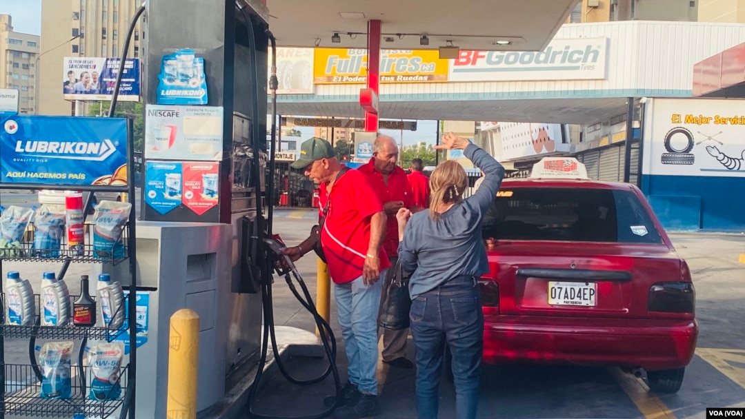 Un transportista venezolano acaba de llenar el tanque en una estación de servicio del norte de Maracaibo, en el occidente del país, el martes 18 de junio de 2024.