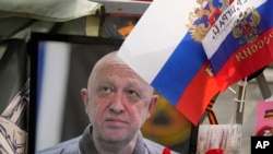 Picha ya kiongozi wa Wagner Yevgeny Prigozhin imewekwa kwenye eneo la ukumbusho la barabarani lisilo rasmi karibu na ikulu ya Kremlin mjini Moscow, Agosti 26, 2023.