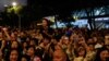 游客们在香港维多利亚港观看五一节的烟花。（2024年5月1日）