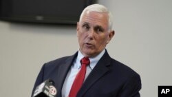 Antigo vice-Presidente Mike Pence fala com jornalistas em Charlestion North, Carolina do Sul, 2 March 2023