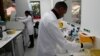 Un technicien de laboratoire travaille avec des flacons de lenacapavir, un médicament utilisé pour traiter le sida. Le Cap, Afrique du Sud, 23 juillet 2024. AP / Nardus Engelbrecht