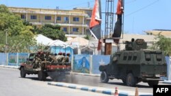 Propadnici snaga bezbednosti idu ka hotelu u Mogadišu, 15. marta 2024.
