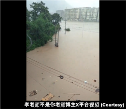 2024年7月11日，中國四川重慶墊江縣遭暴雨攻擊遭洪水淹沒。 （李老師不是你老師部落客X平台影片截圖）