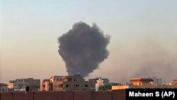 Moshi umetanda angani mjini Khartoum huko Sudan karibu na Hospitali ya Kimataifa ya Doha. April 21, 2023. (Maheen S via AP)