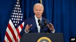 Prezident Co Bayden Trampın təşviqat nümayişində atəş səsləri eşidilməsindən az sonra müraciətlə çıxış edir. Rehoboth Beach, Delavar ştatı, ABŞ. 13 iyul, 2024.