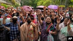 ভারতের নয়াদিল্লিতে বিশ্ব শরণার্থী দিবস উপলক্ষ্যে দিল্লিতে বসবাসরত মিয়ানমারের শরণার্থীরা ২০২৩ সালের ২০ জুন ইউএনএইচসিআর কার্যালয়ের বাইরে দাঁড়িয়ে। ফাইল ছবি।