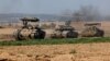 Kendaraan militer Israel bermanuver di dekat perbatasan Israel setelah meninggalkan Gaza, selama gencatan senjata sementara antara Hamas dan Israel, di Israel, 24 November 2023. (Foto: REUTERS/Amir Cohen)
