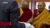 ཡུ་རོབ་གྲོས་ཚོགས་ཀྱི་ཚོགས་གཙོ་ཟུར་པས་བཞུགས་སྒར་དུ་༧གོང་ས་མཆོག་ལ་མཇལ་བཅར་ཞུས། 