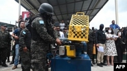 Le Honduras détruit des armes saisies à des membres de gangs dans des prisons
