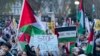 Sejumlah aktivis anti perang menggelar protes di luar Gedung Putih, Washington, dalam aksi demo untuk menunjukkan dukungan terhadap Palestina dan menuntut pemberlakuan gencatan senjata, pada 4 November 2023. (Foto: AP/Jose Luis Magana)