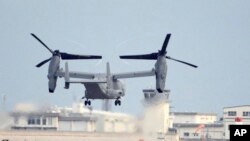 Pesawat militer Osprey CV-22 sedang lepas landas dari pangkalan udara Iwakuni, Prefektur Yamaguchi di barat Jepang, 4 Juli 2018. (Foto: Kyodo via AP)