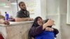 Ibunda dari Mohammed Abu Amira, yang tewas terbunuh dalam serangan Israel, menangis dan tampak berusaha ditenangkan oleh anaknya saat mereka berada di Rumah Sakit Al Shifa di Gaza, pada 9 November 2023. (Foto: Reuters/Doaa Rouqa)