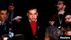 Anggota Kongres AS, George Santos memberikan keterangan kepada media setelah rekan-rekannya di Kongres memilih untuk tidak mengeluarkannya dari DPR, setelah ia didakwa atas 23 tuduhan korupsi di Gedung Capitol Washington, D.C., 1 November 2023. (REUTERS/Julia Nikhinson)