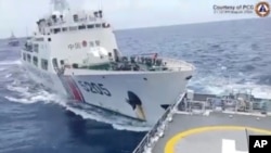 這張從菲律賓海岸警衛隊提供的影片中拍攝的圖片顯示，2024年8月31日，一艘中國海岸警衛隊船隻（上）在有爭議的南中國海薩比納淺灘附近與一艘菲律賓海岸警衛隊船隻相撞。