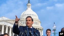 Anggota DPR AS, George Santos, menjawab pertanyaan wartawan di depan Gedung Capitol, Washington, D.C., Kamis, 30 November 2023. (AP/J.Scott Applewhite)