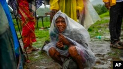  ভারতের মহারাষ্ট্র রাজ্যের রায়গড় জেলায় ভূমিধসে ঘরবাড়ির ধ্বংসস্তূপের নিচে আটকা পড়া পরিবারের জন্য ক্রন্দনরত এক নারী।