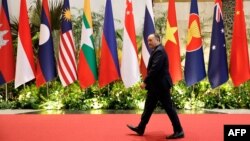 菲律宾国防部长吉尔贝托·特奥多罗(Gilberto Teodoro)抵达雅加达出席第17届东盟国防部长会议开幕式。(资料照片：2023年11月15日)