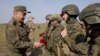 Menteri Pertahanan Rusia Sergei Shoigu memberikan penghargaan kepada anggota militer saat ia mengunjungi tempat pelatihan distrik militer selatan Rusia, 5 Oktober 2023. (Foto: via Reuters)