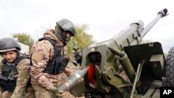 wanajeshi wa Ukraine wakitekeleza mashambulizi katika eneo la Kharkiv, Ukraine, Oct. 5, 2022.