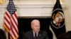El presidente de EEUU, Joe Biden, escucha a un invitado hablar durante una reunión en la Casa Blanca en Washington, el 4 de octubre de 2022.