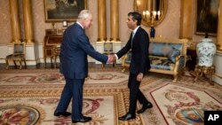 Wa Charles III akeyi Rishi Sunak, nouvo lide eli pati Konsevate a ak Premye Minis Anglete, nan Pale Buckingham la nan Lond, Madi 25 Oktob, 2022. 