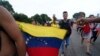 ARCHIVO - Migrantes mayormente venezolanos y centroamericanos avanzan a pie por una carretera de Huehuetan, en el estado mexicano de Chiapas, el 7 de junio del 2022.