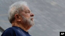 L'ancien président brésilien Luiz Inacio Lula da Silva face à ses supporters devant le siège du Syndicat des Métallos à Sao Bernardo do Campo, au Brésil le 7 avril 2018. Un juge de la cour d'appel brésilienne a ordonné la libération de Da Silva de la prison le 8 juillet 2018.