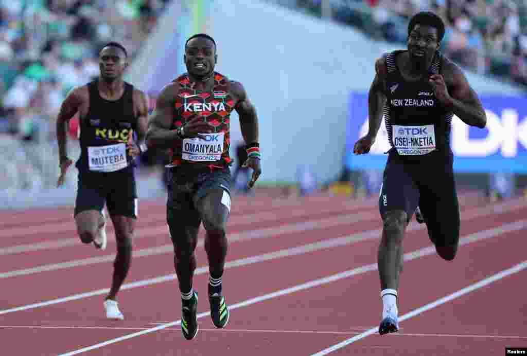 Nusu finali ya mbiyo ya mita 100 wanaume wakati wa mashindano ya Mabingwa wa Riadha Duniani, Ferdinand Omanyala wa Kenya akiwa mbele
