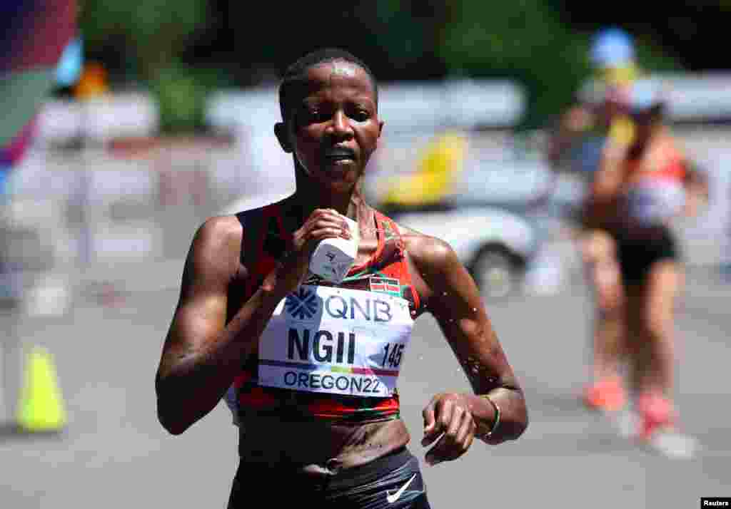 Emily Wamusyi Ngii wa Kenya akishiriki kwenye finali ya mashindano ya kutembea Km 20, wanawake mjini Eugene, Oregon Marekani